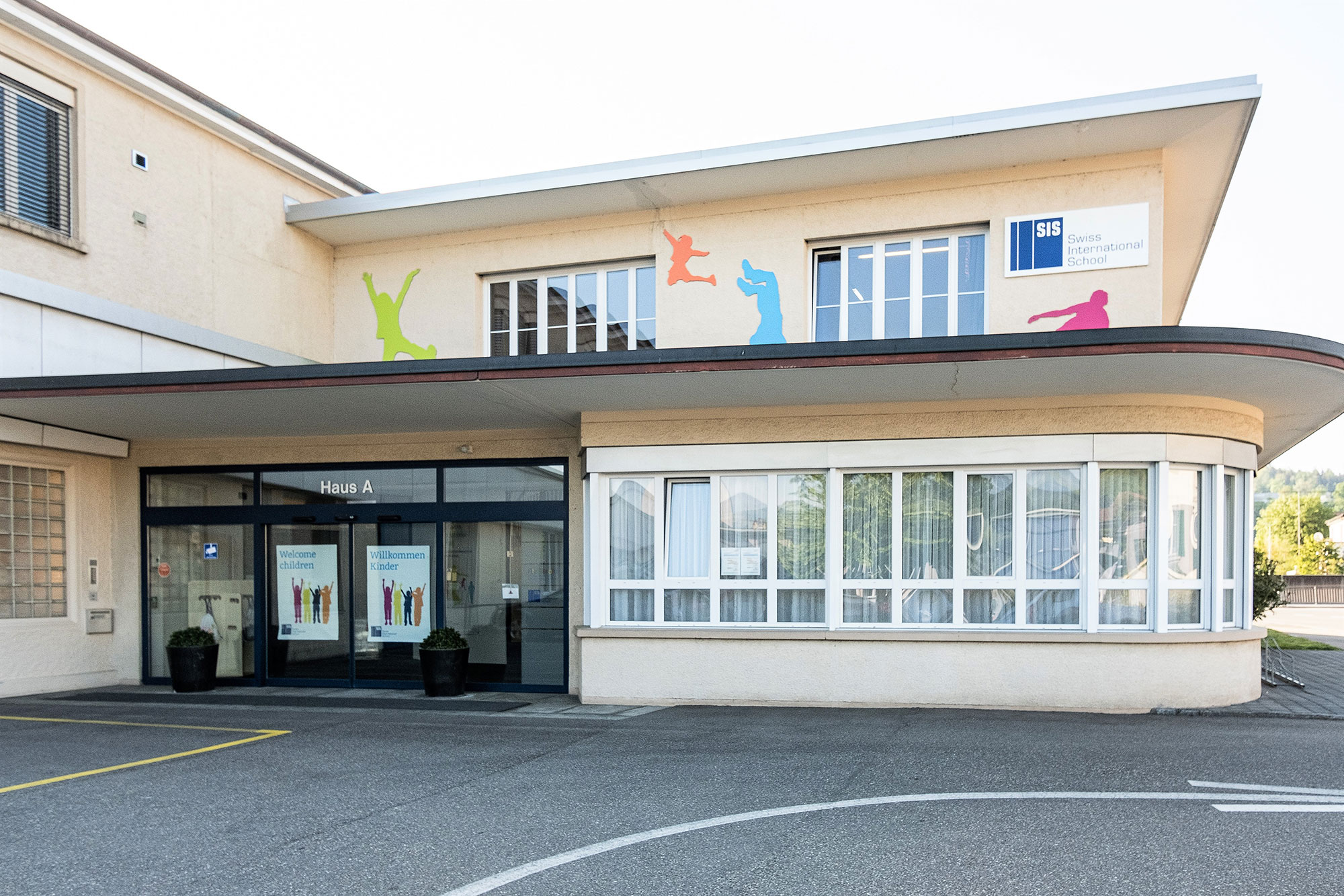 School building and entrance of SIS Schönenwerd	