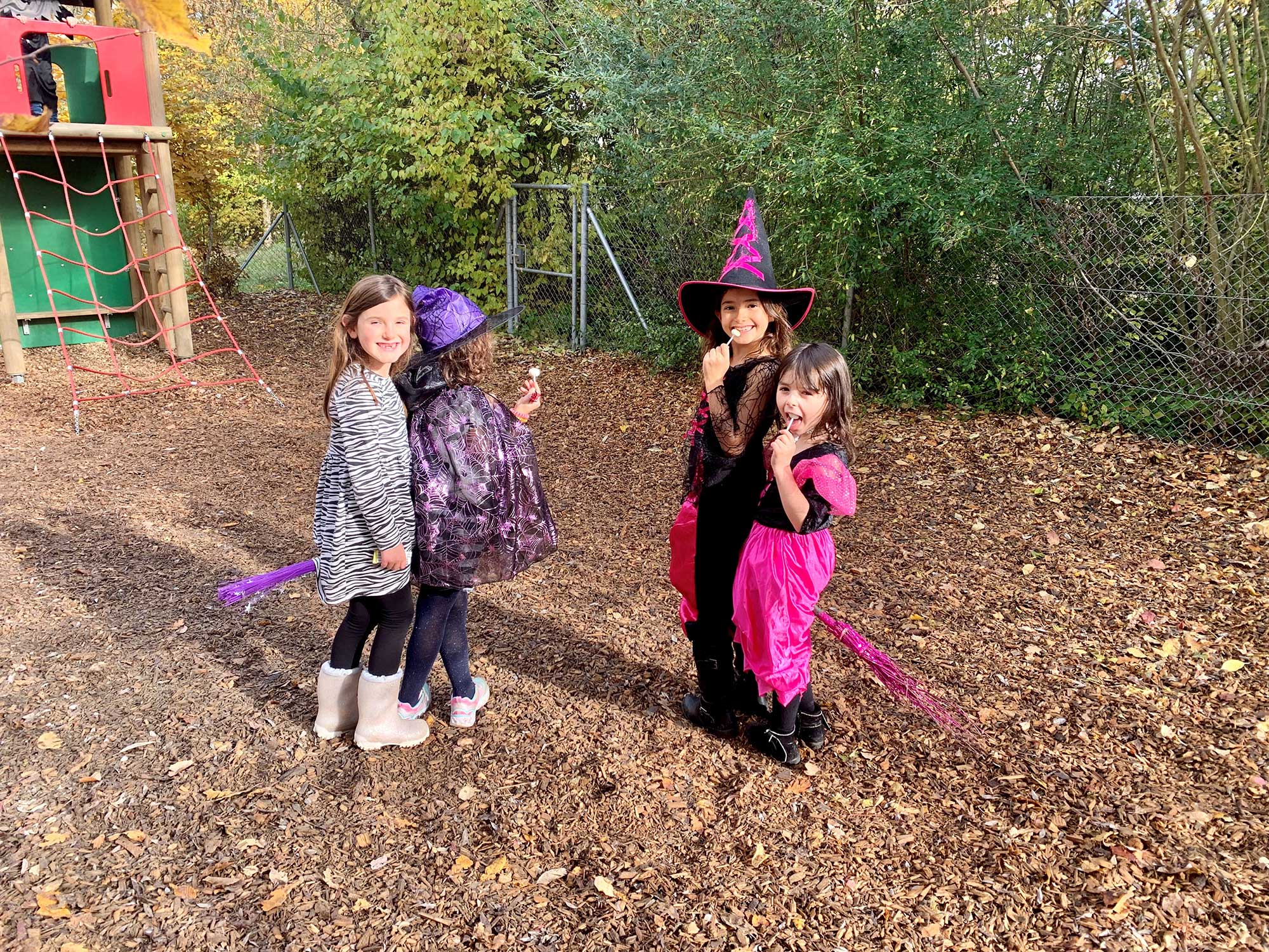 Vier Mädchen sind verkleidet für Halloween.	