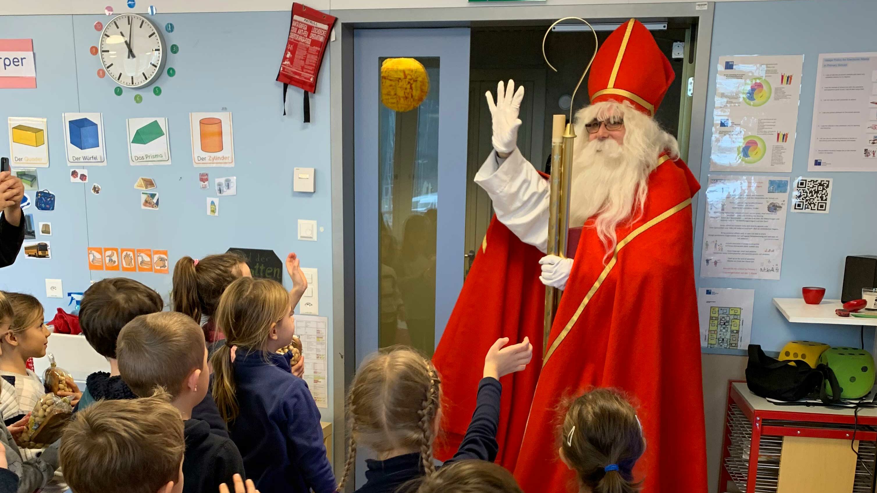 Samichlaus visits the primary school students at school.	